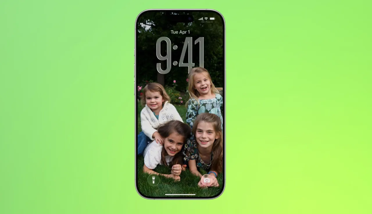 Lock Screen Adapts Time Fluidly 